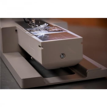 Máquina de costura Singer doméstica Heavy Duty HD6605 - base em aço 100 pontos + 6 casa de botão - Bivolt